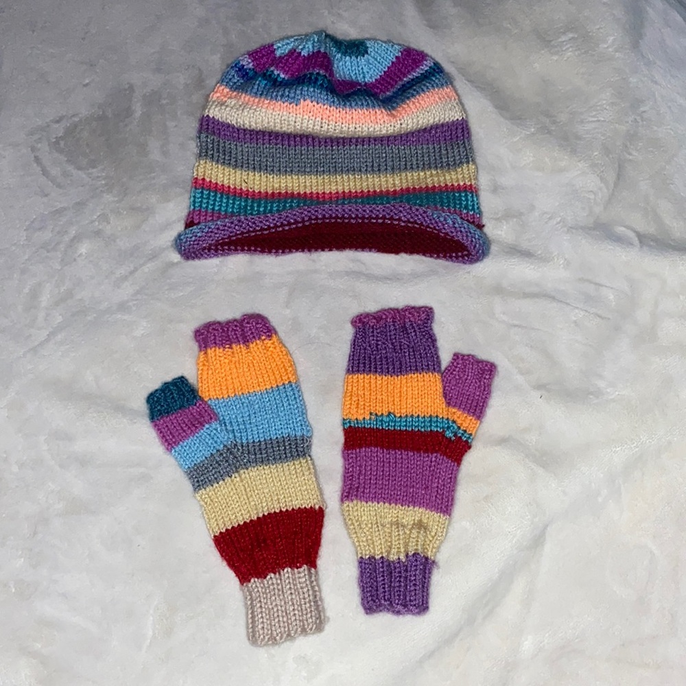 Multicolor hat and fingerless mittens